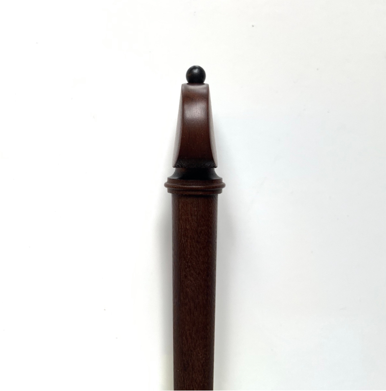 Wirbel-Dark-Boxwood-engmodell-schwarzer-knopf2 Peg english model